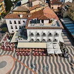 La Vista Postcard Hotel